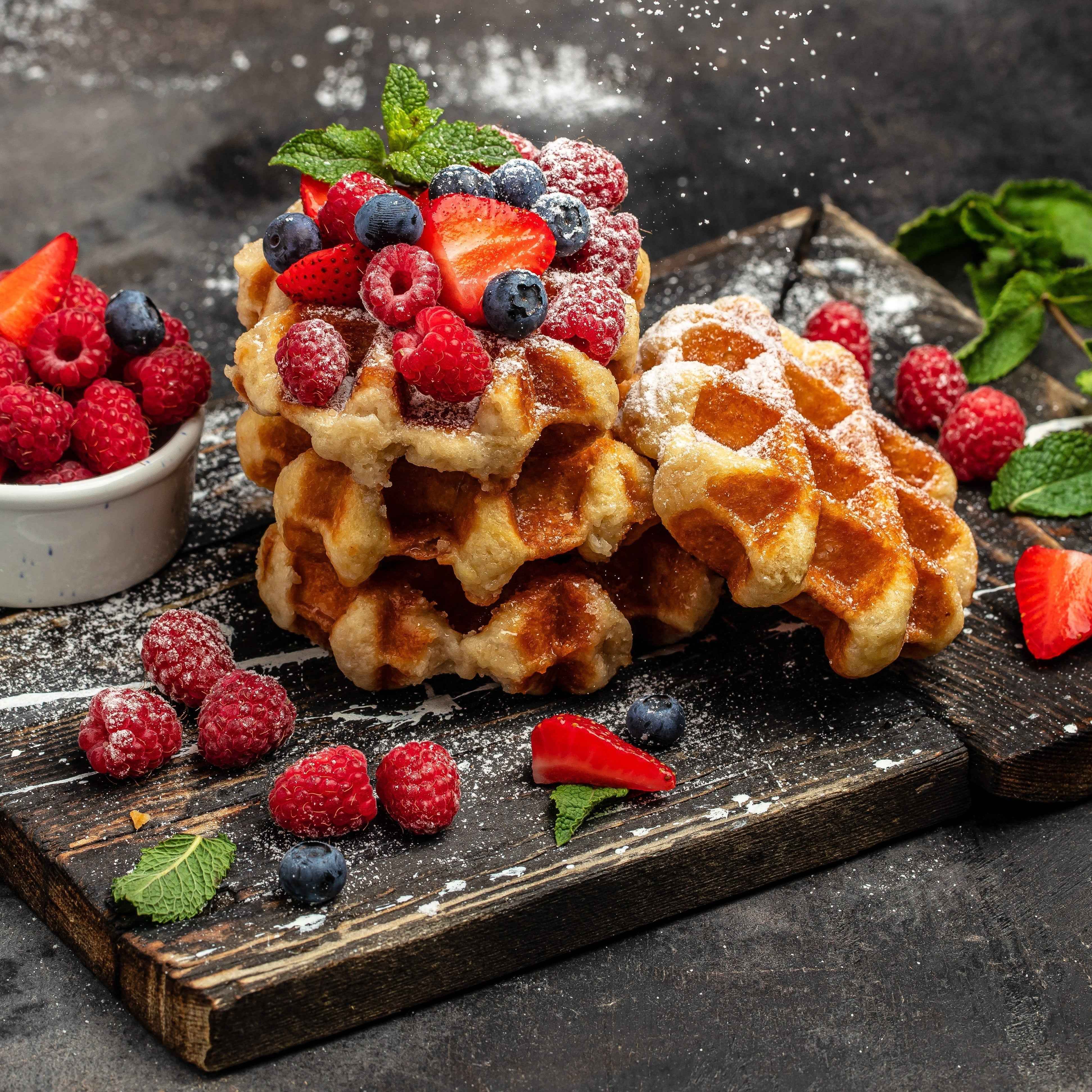 belgische Waffeln mit Beeren und Puderzucker